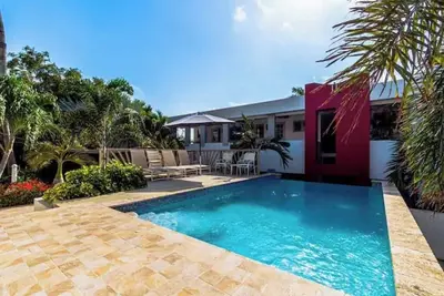 Image de Beautiful & Comfy ~ Mins to Palm & Eagle Beaches!