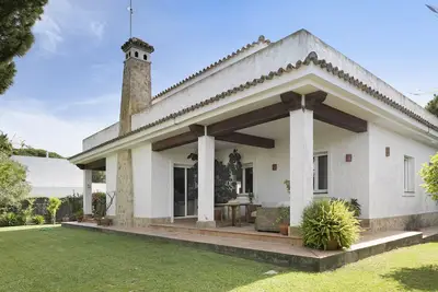 Villa 'Sol, Playa Y Diversion En Roche' avec terrasse privée, Wi-Fi et climatisation