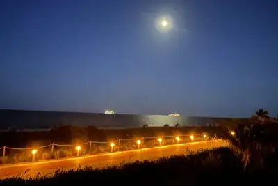 Image de Apartment right on the beach!