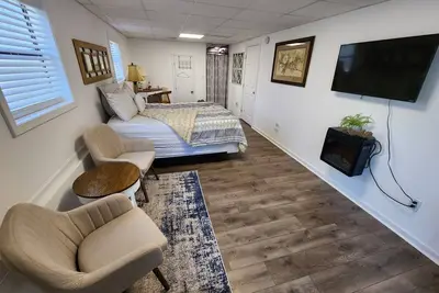 Centrally located private spacious getaway, queen bed and fast internet.