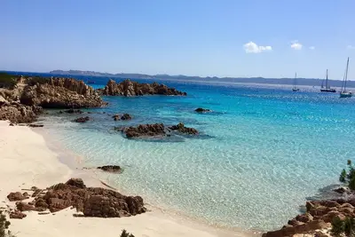 Image de Appartement en bord de mer à Baja Sardinia - 6 lits juillet - à 150 mètres de la plage!