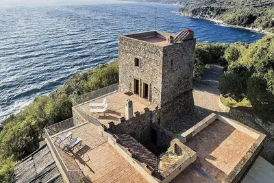 Image de Torre Rivellina: A characteristic three-story ancient watch tower built sheer above the sea and with direct access to the sea, with Free Wi-Fi.
