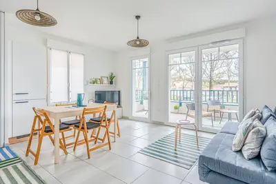 Image de Appartement T3 Moderne avec Terrasse, 2 Parkings, Proche Centre – 4 Personnes, 2 Étoiles