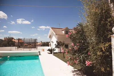 Image de Maison avec piscine fantastique et superbes vues près de la plage