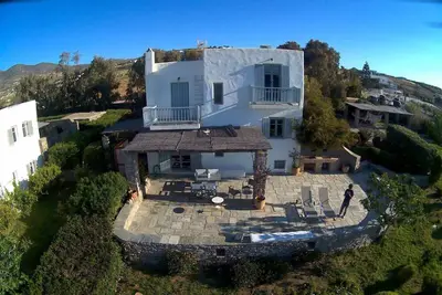 Image de Traditional Island House with large verandah-300m to the beach!