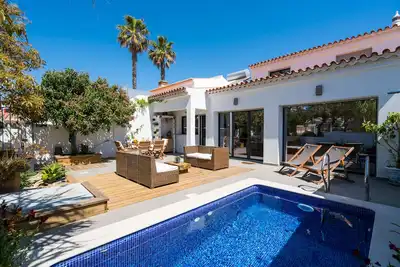 Image de Superbly located, 15 minutes from the beach and city center.