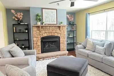 Image de Comfortable and Spacious Home: Entertainment room, Gym + large deck and patio