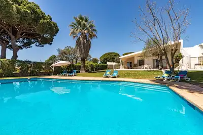 Image de Villa Bolota, une maison de style traditionnel avec 5 chambres et 3 salles de bains