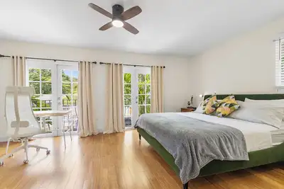 Image de Sanctuary with private patio near Parks, Dining, Yacht Club, Marina, CocoWalk.