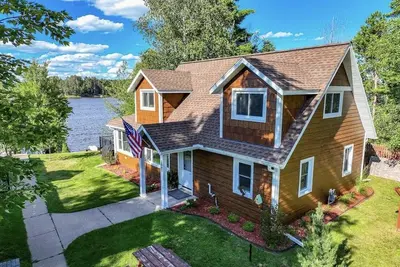 Image de Lake Nokomis 4-bedroom Lakeside Spacious Cottage