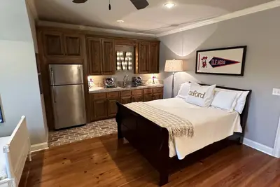 Image de New Custom Oxford Home 2 miles from the square