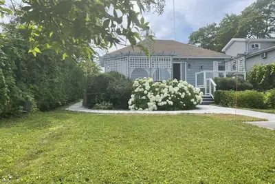 Image de Lake view cottage with indoor / outdoor fireplace, hot tub and sauna