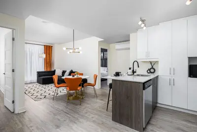 Image de Free heated parking and small pet friendly!