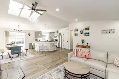 Image de Remodeled Cottage w/Hot tub, 15 mins away from Mt. Rainier Park entrance