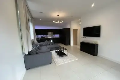 Image de Modern Bungalow, private gated entrance and garden.