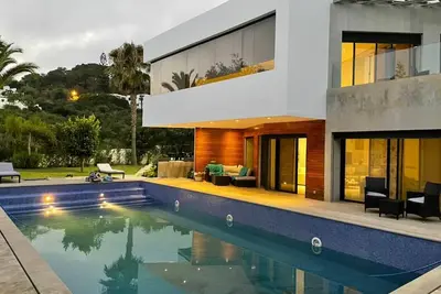 Image de Belle, villa contemporaine, en montagne de Cabo dans une residence fermer