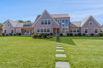 Image de Modern Coastal Katama Retreat - 4th Season of 5 Star Summers