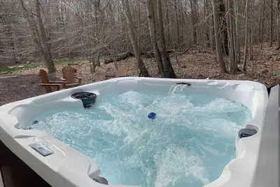 4br, 3bath Pocono Home - Hot Tub & Arcades. Forest in back! Near Camelback