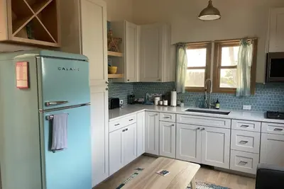 Image de Darling Tiny House - 2 Blocks from State St.