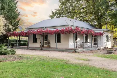 Image de Stirling Homestead set on a beautiful historical 75-acre property.