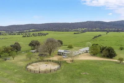 Image de Jumbuck Cottage - Sitting amongst the surrounding rolling hills with mountain views.