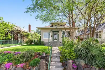 Image de Prospect Delight - River Views, Historic Home, Walk To Town!