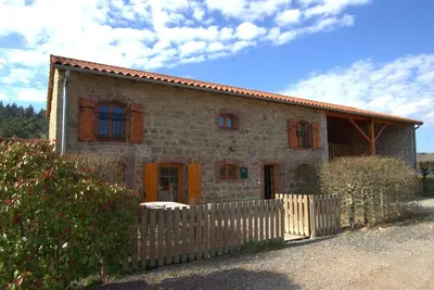 Image de Gîte chaleureux avec terrasse, pêche, randonnées et équipements modernes au cœur du Haut Forez