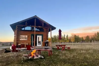 Image de Romantic private Log Cabin with horse pasture
