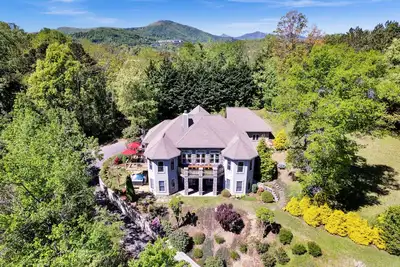 Image de 7br/5ba Asheville Luxury Mansion w/Sauna/ Steam/ Cold/Hottub/Gamerm/MovieTheatre