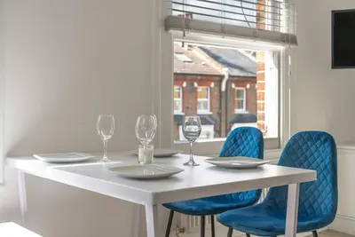 Image de Stylish split-level 2br near Queen’s Park – bright, modern & well-connected