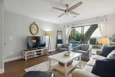 Image de Surf Court 45 - 3br/2. 5 Bath Three Story Townhome 1 Block From the Beach