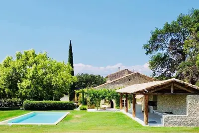 Maison en pierre mariant ancien et contemporain, au milieu des vignes & lavandes