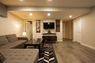 Image de Entire Basement Suite - Lovely & Close to Stores