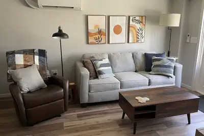 Image de Axes & Roses: King Bed Forest Hideaway with Kitchen. Quiet retreat.