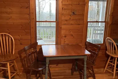 Image de Cozy, 4 front porch rocking chairs, porch swing, picnic shelter, outdoor fire.