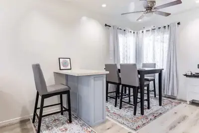 Image de Cozy 2bd\/2ba residential unit with free parking