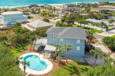 Image de Holiday Isle Serenity - Downtown Destin, Game Room, Golf Cart, Heated Pool!