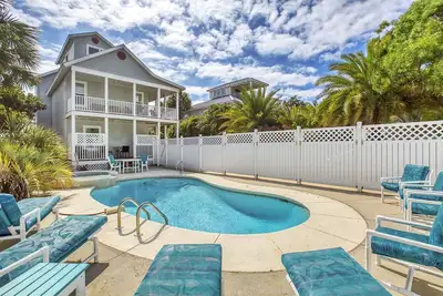Image de At Ease - Crystal Beach! Fully Updated! Heated Private Pool! Steps to the Beach!
