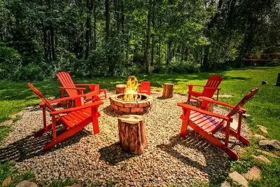 Image de Spacious Retreat • Fire Pit • Sleeps 8