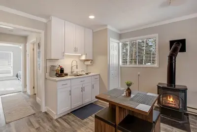 Image de Cottage-30 day min rental-2bd, 1 bath -down town darling-walk to the heart of Wp