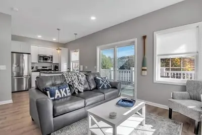 Image de Unit 2 · Modern, 2br Lakefront Cottage