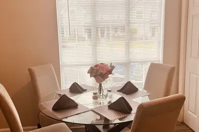 Image de Full House! 2 bed/2. 5 bath home away from home