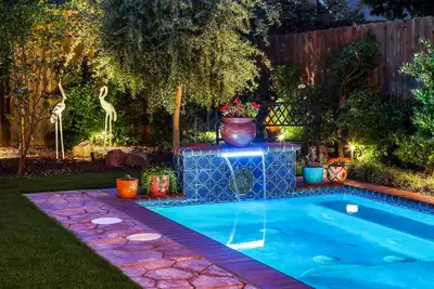 Image de Magical-dwntwn Lodi, hot tub, firepit, wine tasting, backyard oasis