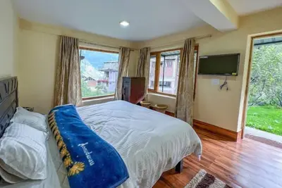 Image de Cute Small Bedroom with a View | The Forestbound