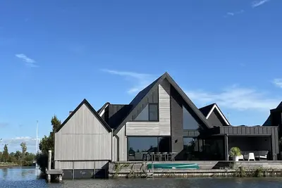 Image de Moderne Villa mit Schöner Veranda in Stavoren