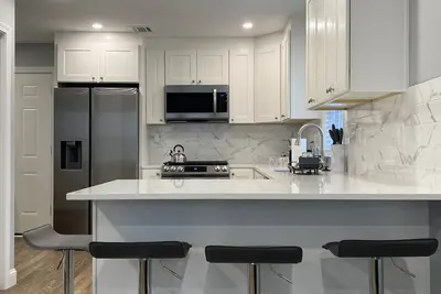 Image de Modern 2br with W/D in unit, Parking, central air