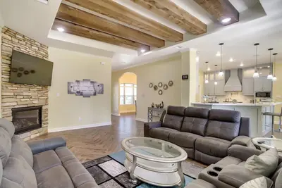 Image de Chic Texas Abode w/ Patio & Fenced-In Yard!
