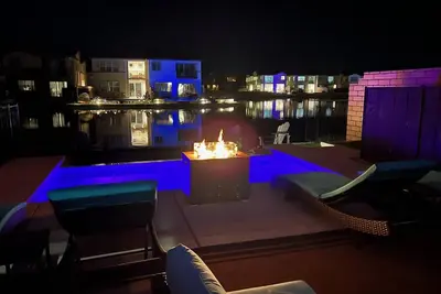 Image de Terra Lago Maison. Lake front property with infinity pool or spa