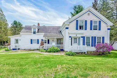 Image de Spacious 2-story corporate rental duplex with large yard, 2 kitchens, fireplace