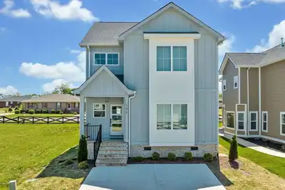 Image de Bright airy lakeside home in gated community